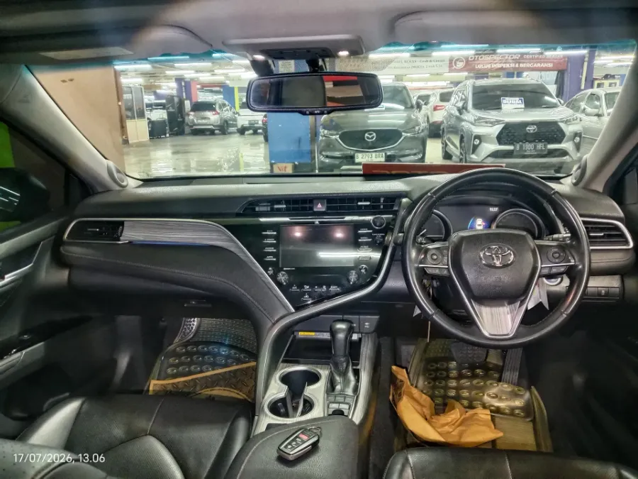 Foto Mobil Bekas Dashboard Toyota Camry 2.5 Hybrid tahun 2020